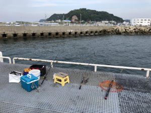 釣り桟橋上で釣り